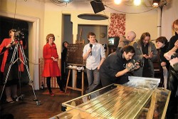 Kunst, Lehranstalt und Fernsehkanal in einem: Die Macher von Westfernsehen bei der ersten Sendung im Dezember 2009