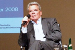   »Die Freiheit, die ich meine« | Joachim Gauck hat die Freiheit zu seinem Thema gemacht und die Herzen fliegen ihm zu. Wieso eigentlich?  