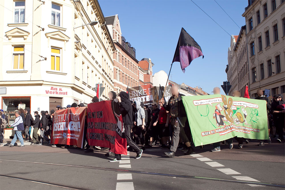   Punktuell unfriedlich | Rund 1500 Menschen haben gegen das Nazi-Zentrum in der Lindenauer Odermannstraße protestiert - direkt vor Ort krachte es  