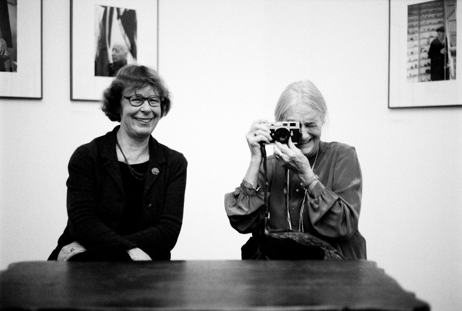   Rein in die Dunkelkammer! | Gemeinsam im Gespräch: Die Fotografinnen Barbara Klemm und Evelyn Richter  
