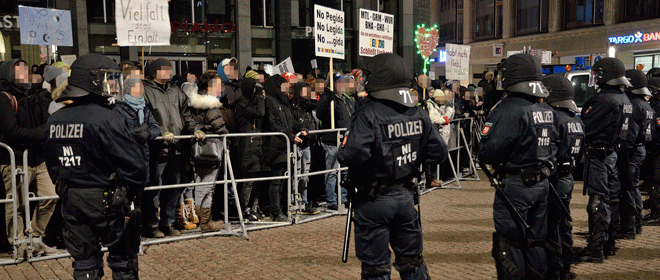   Nazis raus? | Mit Legida laufen Rechtsradikale und Hooligans über den Ring  