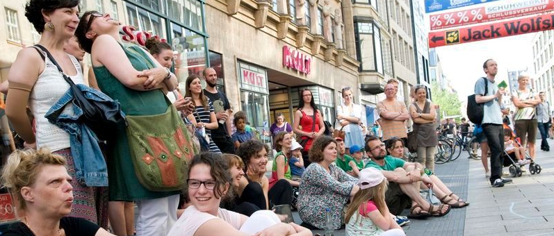   Mit nacktem Körper auf der Straße | »Straßentheatertage«, was soll das? Organisator Larsen Sechert erklärt  