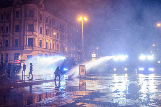 Wasserwerfer und Demonstranten, Foto: Caruso Pinguin