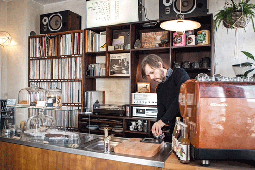   Plattensammlung in Leutzsch | Das S1 Vinyl & Kaffee ist eine begehbare Jukebox mit Kuchenangebot  