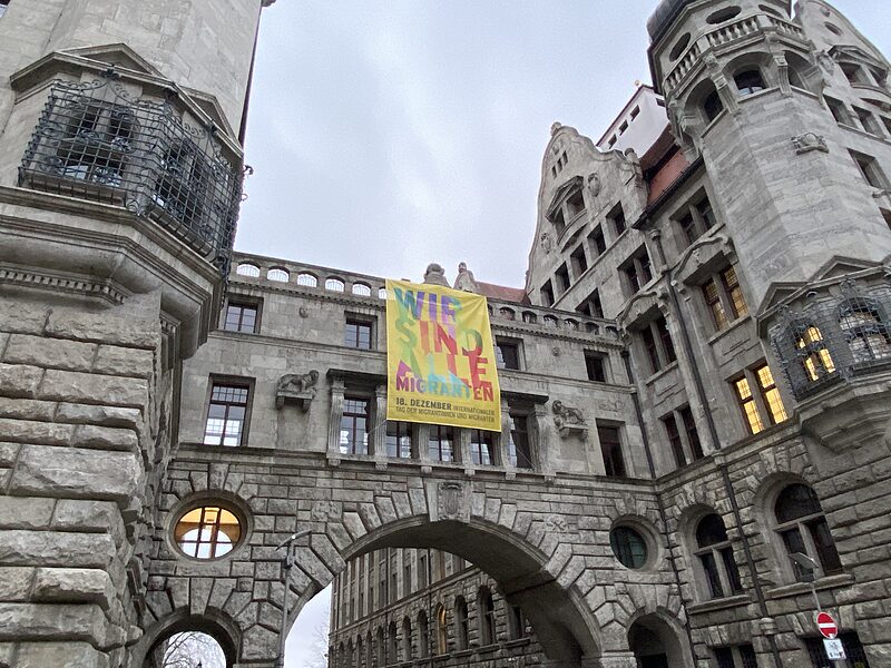 Wir sind nicht alle Migranten | Falsche Botschaft und Symbolpolitik: Banner der Stadt zum Tag der Migration