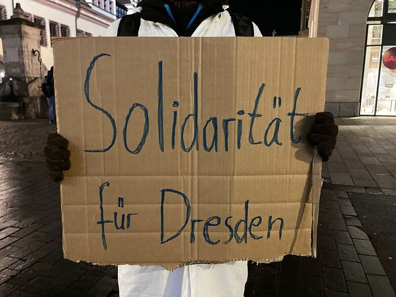 Im weißen Kittel auf die Straße | Medizinerinnen stellen sich auch in Leipzig Corona-Demo entgegen