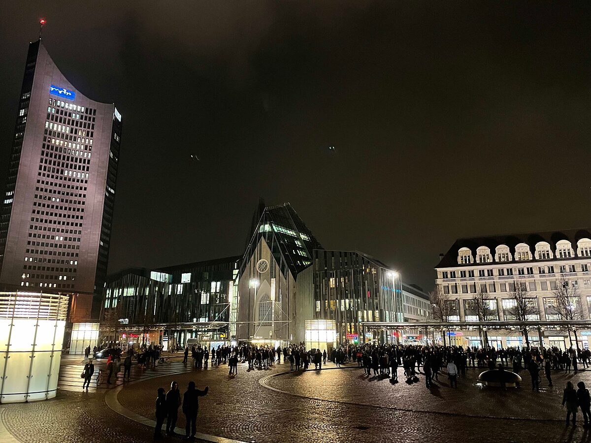   Links läuft wieder | 300 Menschen beteiligen sich an antifaschistischem Gegenprotest in der Leipziger Innenstadt  