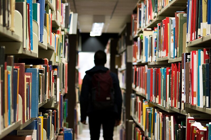 Exhibitionist in der Bibliothek | Exhibitionistische Handlungen verbindet man vor allem mit dem öffentlichen Nahverkehr. In Bibliotheken sind solche Vorfälle eher selten. Aber derzeit häufen sich Berichte über einen masturbierenden Mann in den Bibliotheken der Universität Leipzig.