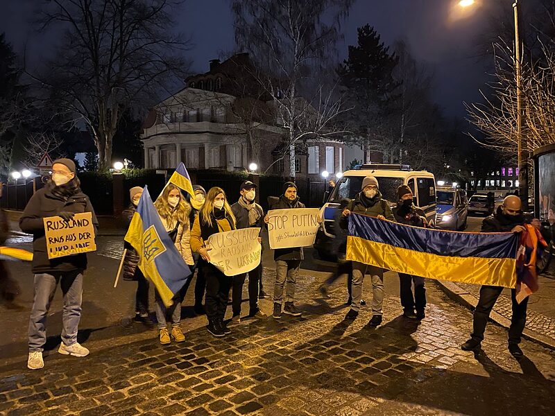 »Hände weg von der Ukraine« | Dutzende bei Protest vor dem Russischen Generalkonsulat