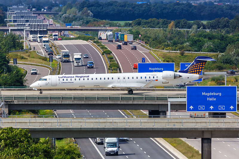 Flughafenbrücke über die Autobahn