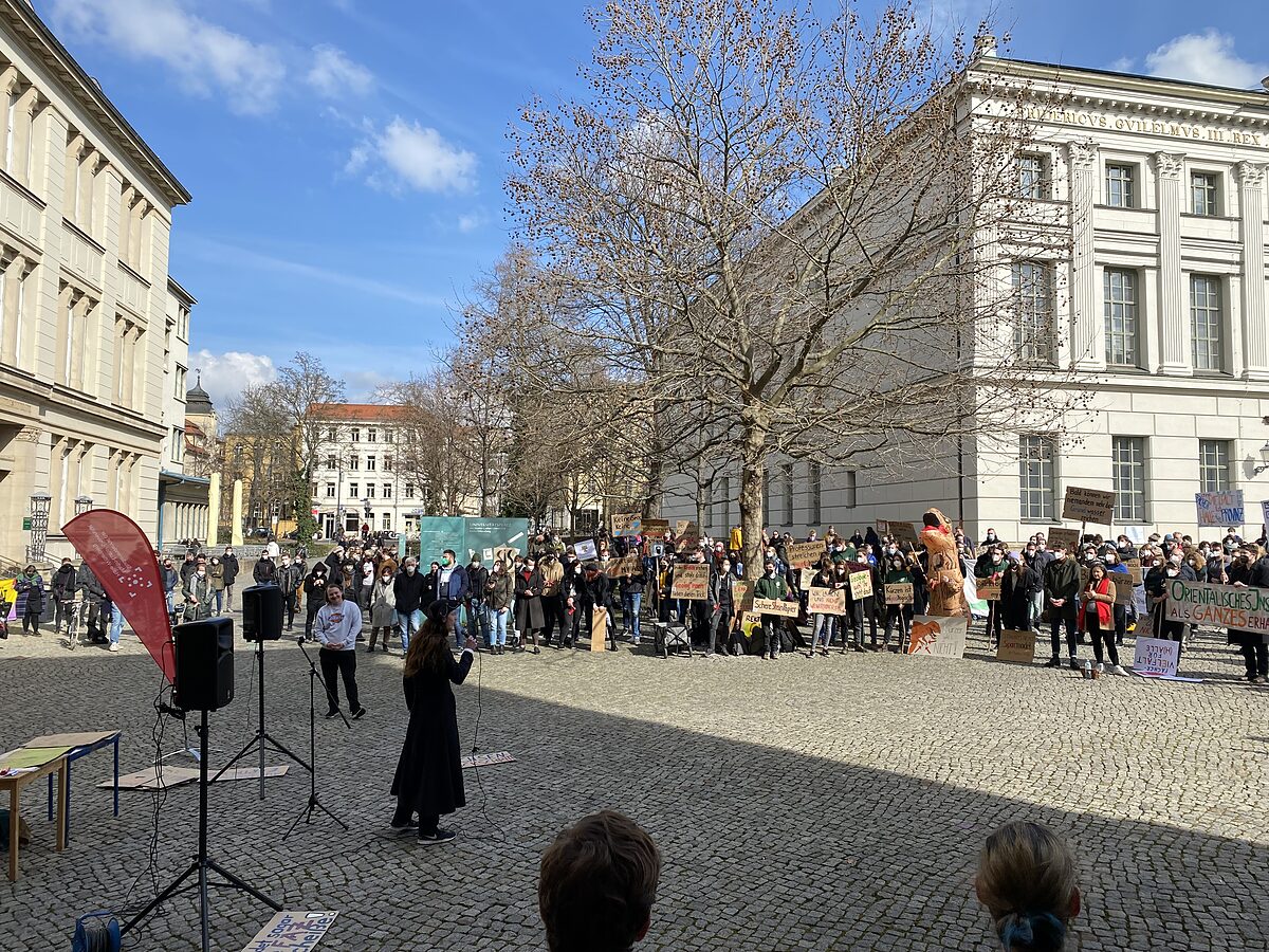   Haus ohne Geld | Kürzungspläne des Rektorats spalten die Universität Halle  