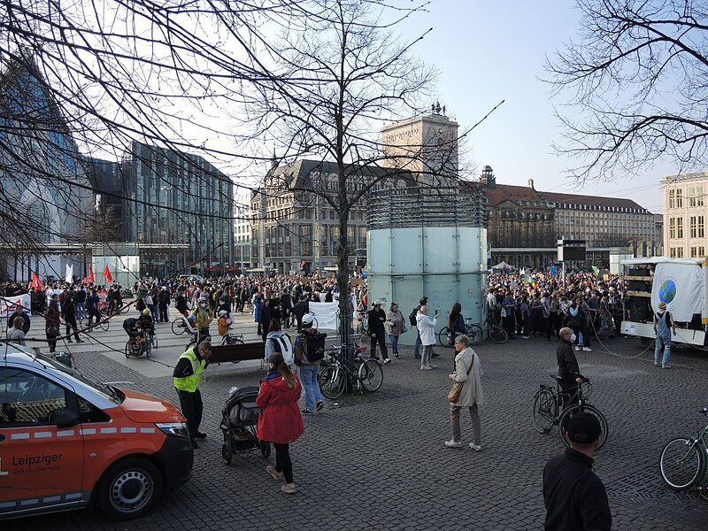 Klimastreik gegen Krieg und Klimakrise | Tausende Teilnehmerinnen mit Fridays for Future auf dem Innenstadtring