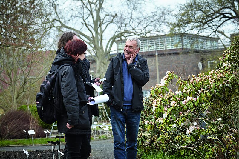 Matthias Schwieger mit den kreuzer-Redakteur*innen Tobias Prüwer und Franziska Reif im Botanischen Garten