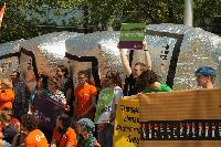 Aktivistinnen und Aktivisten von attac, Robin Wood und dem Klimacamp Leipziger Land haben sich zum Protest versammelt.