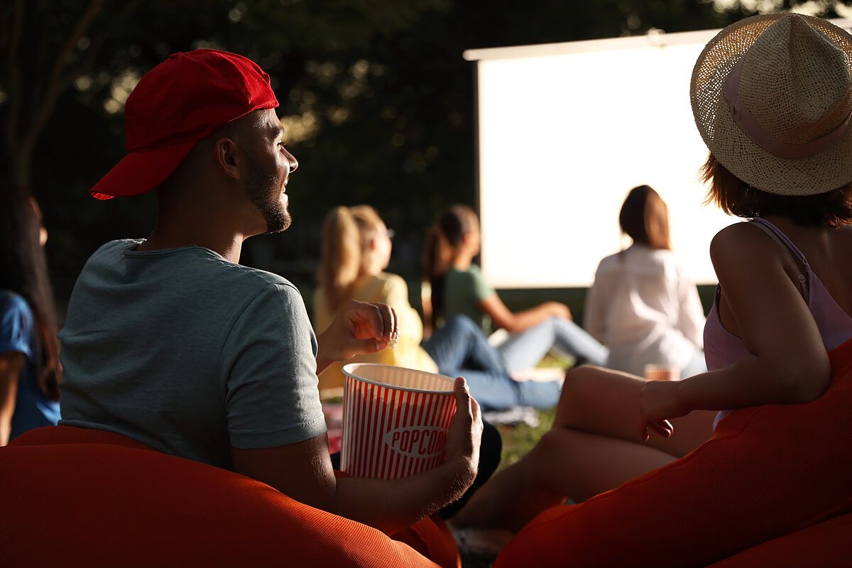   Popcorn unterm freien Himmel | Saison des Freiluftkinos startet  