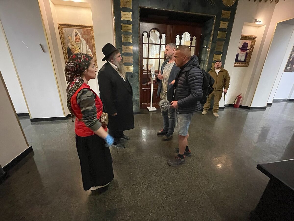   »Der schlimmste Moment war, als der Rabbi die Tora aus der Synagoge getragen hat« | Jüdisches Leben im Krieg  