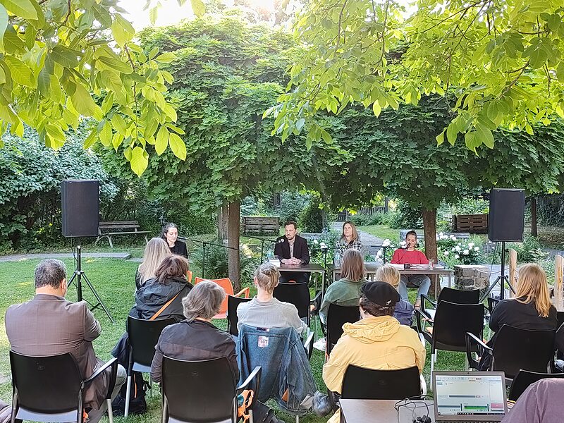 Literatur im Kunstgarten – Veranstaltungsreihe geht in die nächste Runde | Im Budde-Haus trifft sich nun das zweite Jahr in Folge die Leipziger Off-Literaturszene