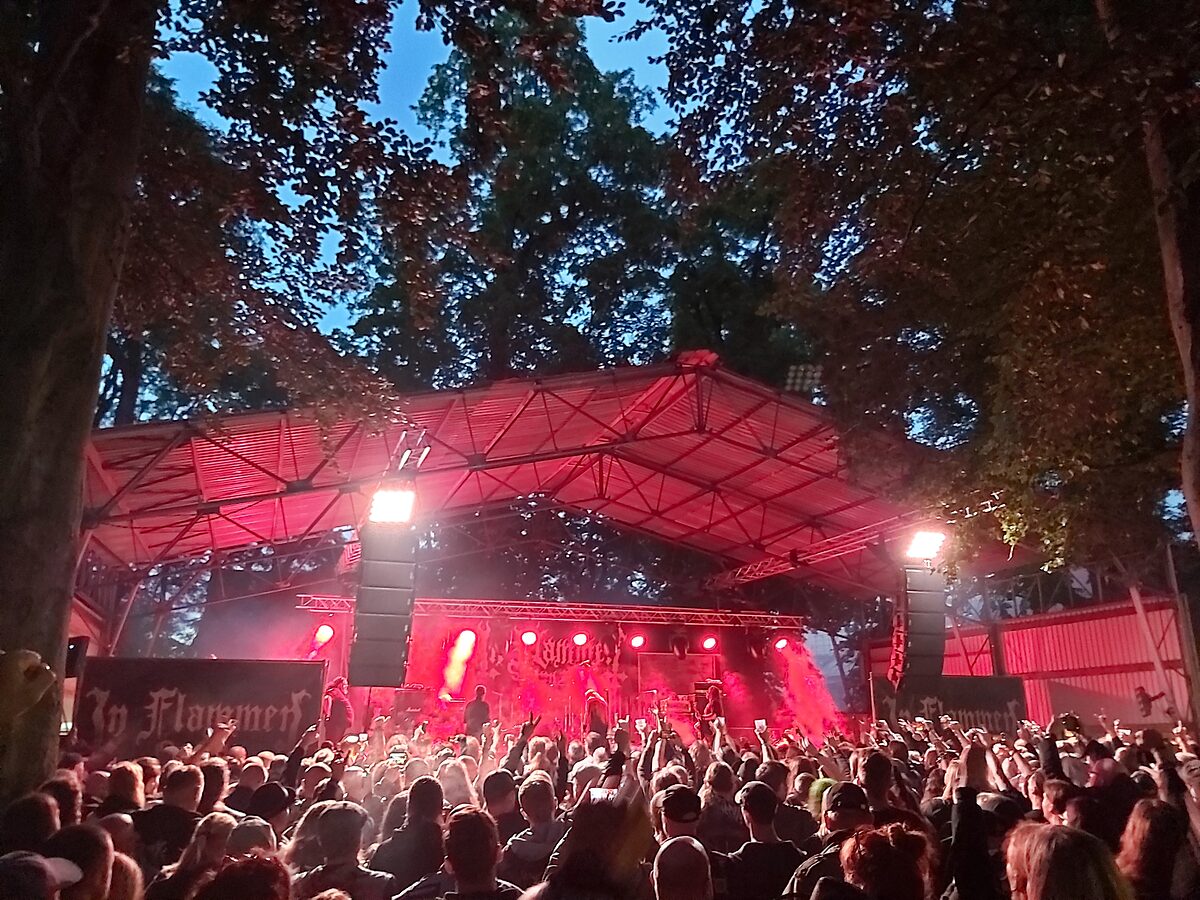   Blastbeats überm Entenfang | Festivaltagebuch: Beim In Flammen Festival trübten Bandabsagen die Metalstimmung nicht – nur ein paar Macker  