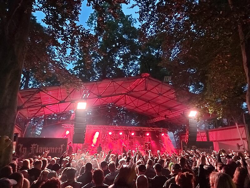 Blastbeats überm Entenfang | Festivaltagebuch: Beim In Flammen Festival trübten Bandabsagen die Metalstimmung nicht – nur ein paar Macker