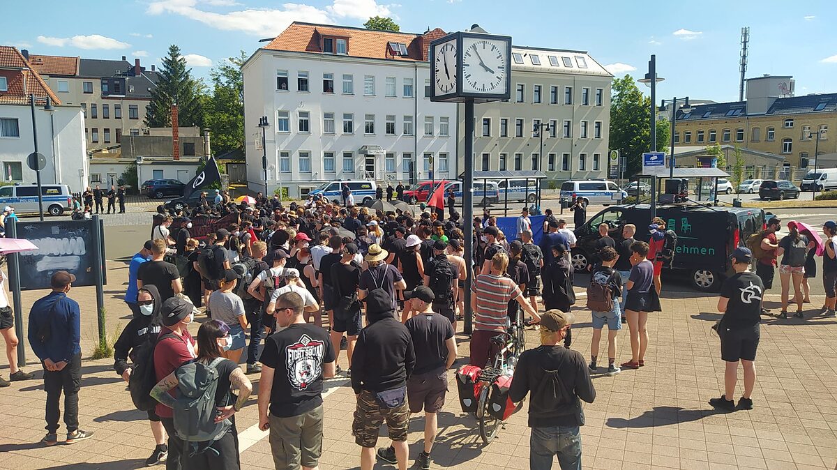   Demo in Taucha nach mutmaßlichem rechtsextremen Angriff auf Jugendlichen | Gut 200 Antifaschistinnen demonstrierten am vergangenen Samstag gegen Rechtsextremismus  