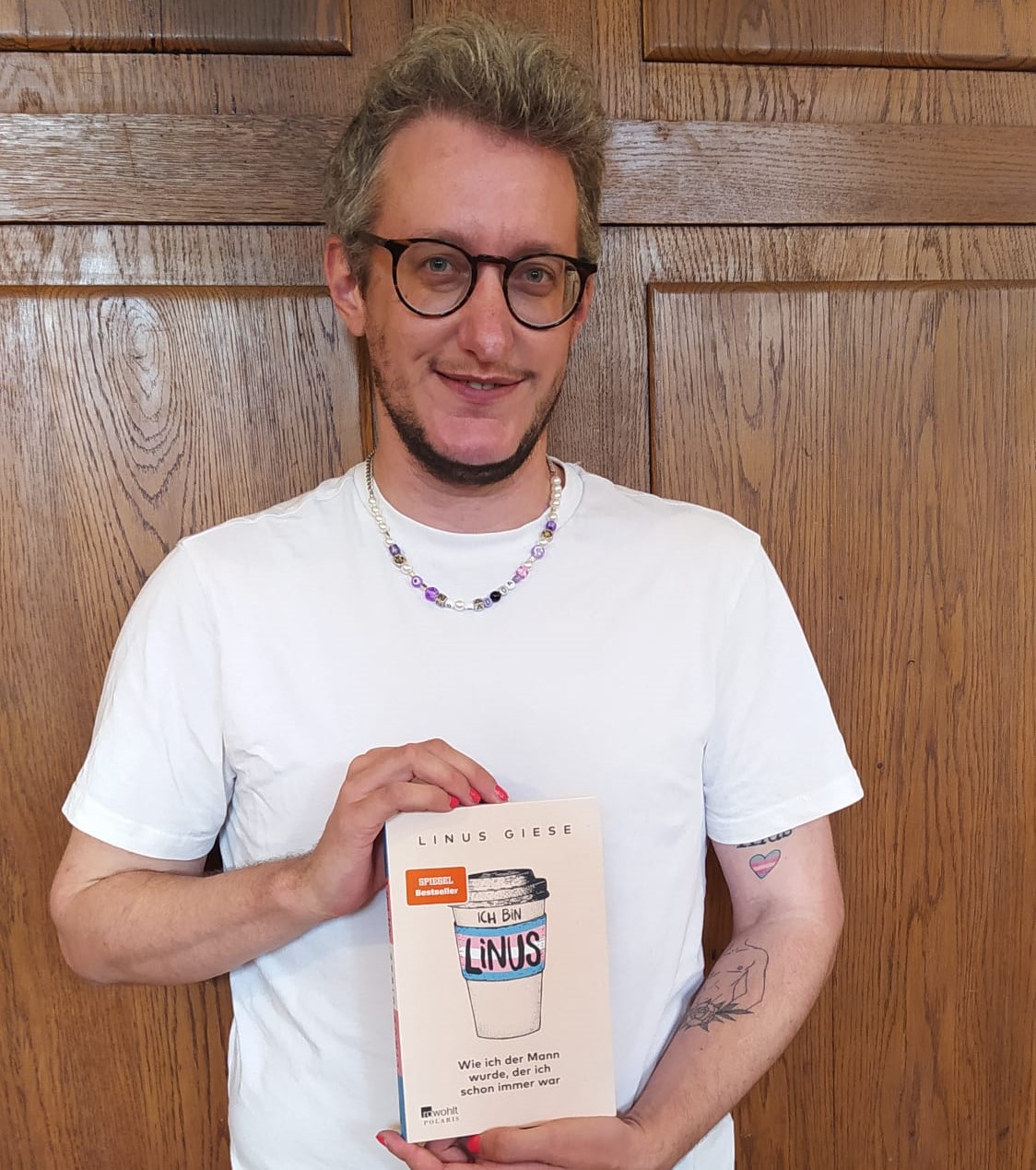   »Es gibt keinen Baukasten für Transsein« | Autor Linus Giese im Interview  