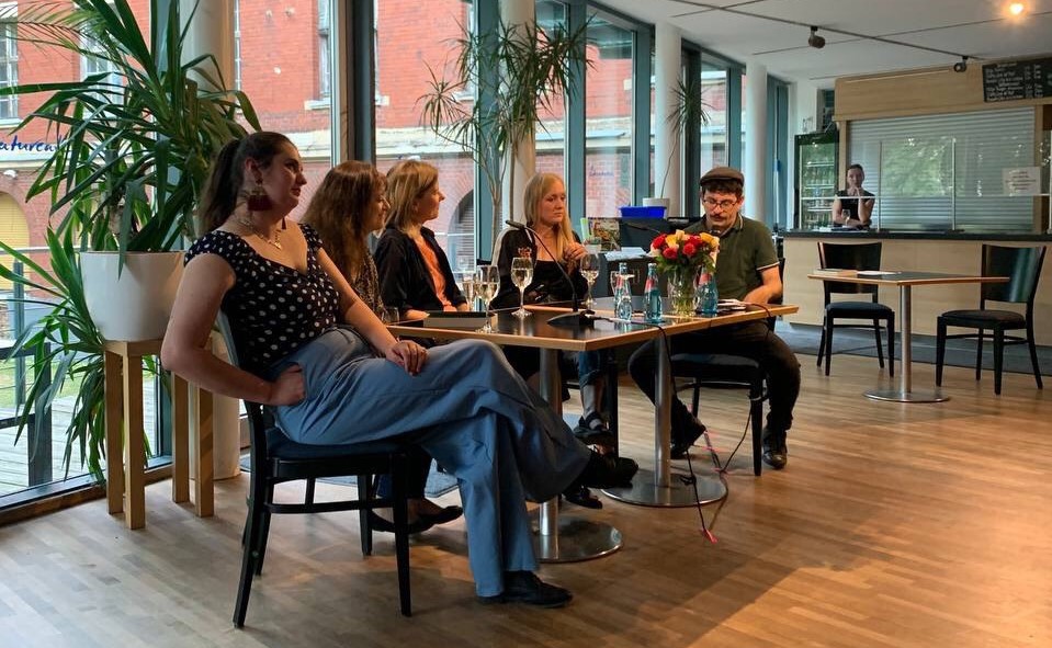   Zwanzig Jahre Tippgemeinschaft | Literaturinstitut begeht das zwanzigste Jubiläum der Institutsanthologie mit einer Lesereihe  