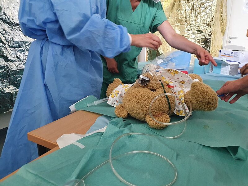 Wenn Teddy sich den Arm bricht | Im Teddy-Krankenhaus werden Kinder mit Arztbesuchen vertraut gemacht