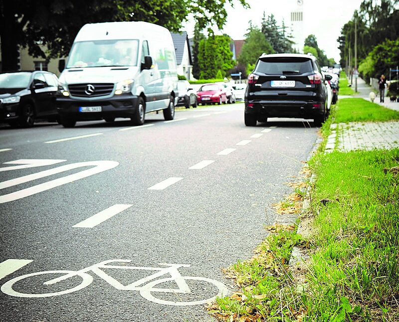 Ein Park ist kein Parkplatz | Kommentar: Die Stadt sorgt nur langsam für autofreie Fußwege