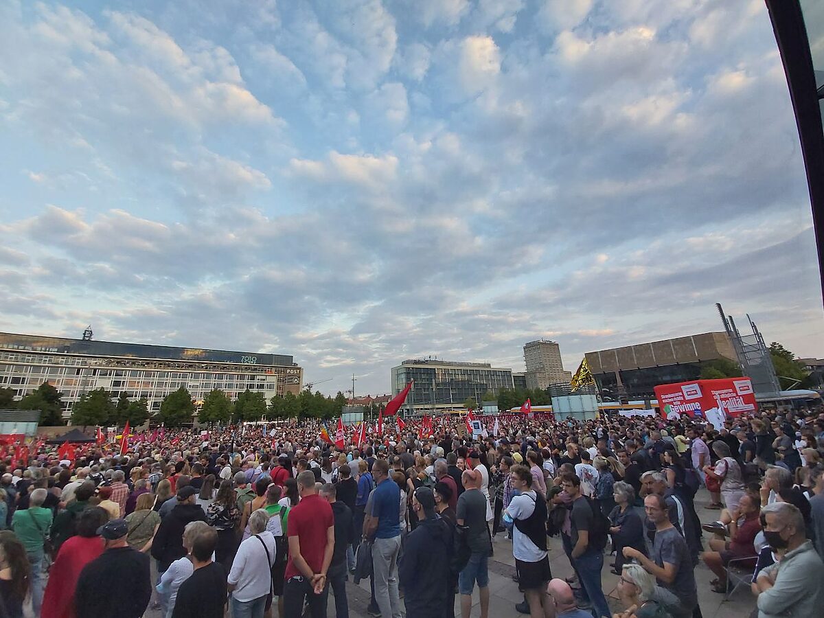   Heißer Herbst | Große Linke-Demo und gefrustete Rechte: Zur Querfront kam es am Montag nicht  