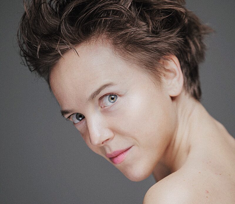 »Mich interessieren Körper, die durch etwas durchgehen« | Choreografin Patricia Carolin Mai über Berührungspunkte und Tanzvermittlung