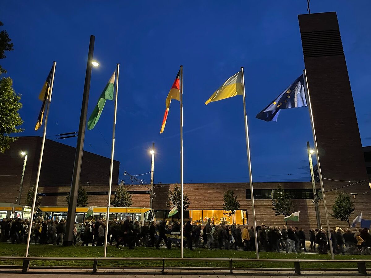   Energiepreise und Ukrainekrieg bringen Menschen auf die Straße | Am Samstag hatte das Aktionsbündnis »Jetzt reichts! - Wir frieren nicht für Profite« zur Kundgebung aufgerufen. Aber auch von Rechts wurde wieder demonstriert.  
