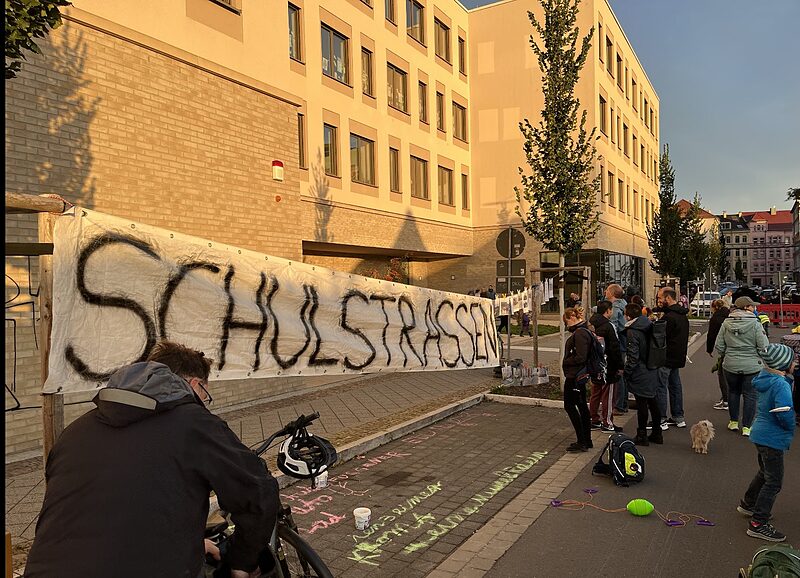 »Kein Vor, kein Zurück« | Eltern demonstrieren vor der Grundschule Gießerstraße gegen Verkehrsproblem
