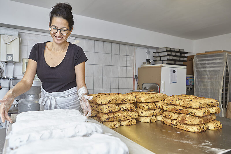 Bäckerin beim Stollen-Backen