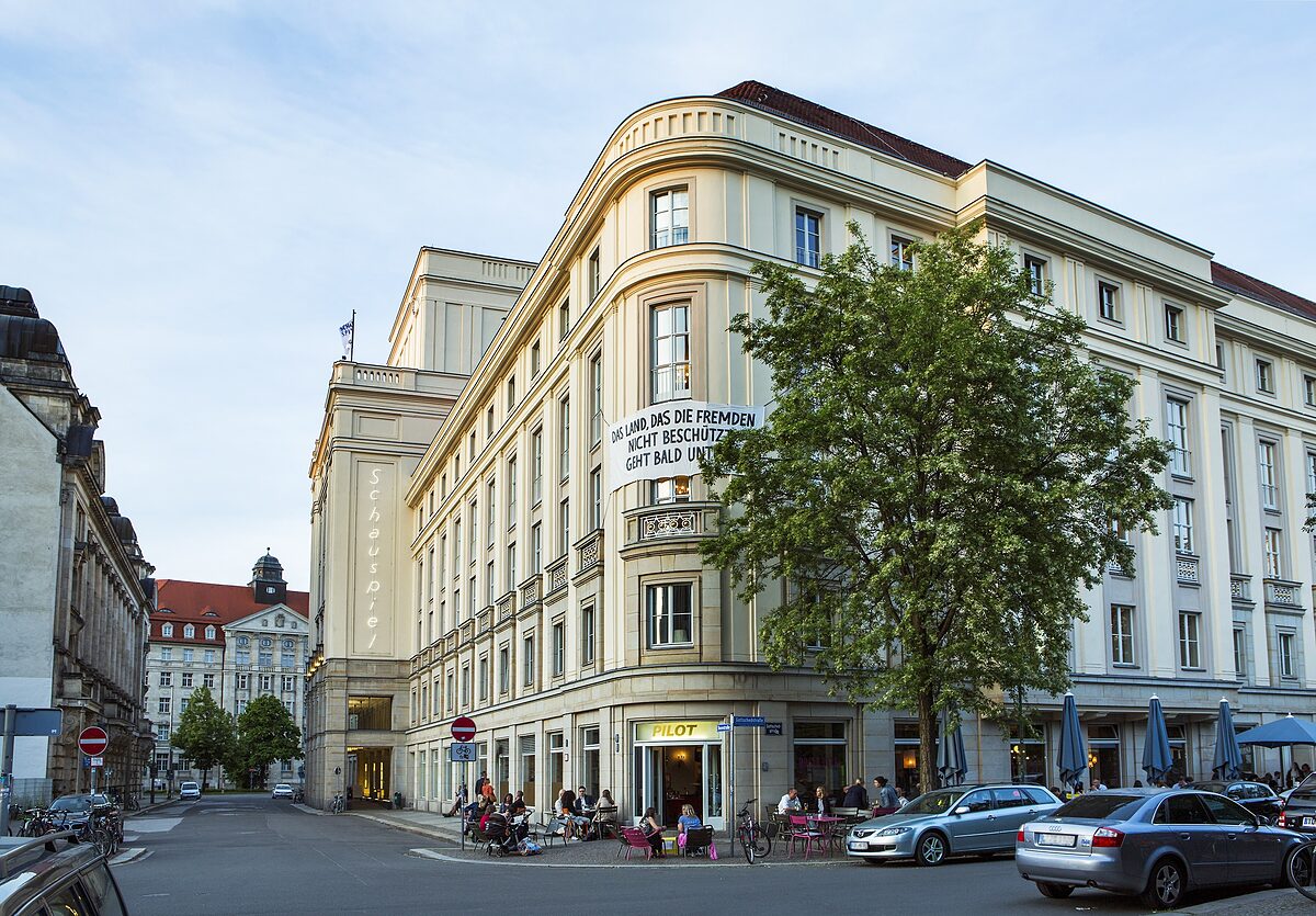   Hausregisseurin Claudia Bauer beendet Engagement am Schauspiel | Nach Hausverbot: Regisseurin solidarisiert sich mit Schauspielerinnen  