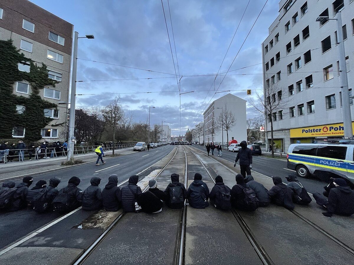  Polizei ermittelt zu Zwischenfall bei rechter Großdemo | Gegendemonstrierende berichten von Auto, das in ihre Versammlung fuhr  