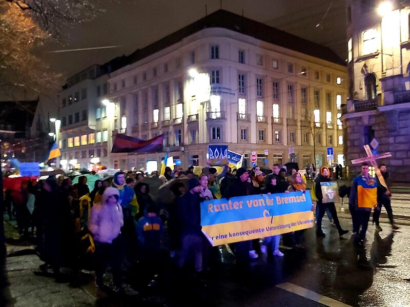 Solidarität ist eine Waffe | Knapp 2.000 Menschen demonstrierten für Freiheit in der Ukraine – die Linkspartei für einen Panzer-Stopp