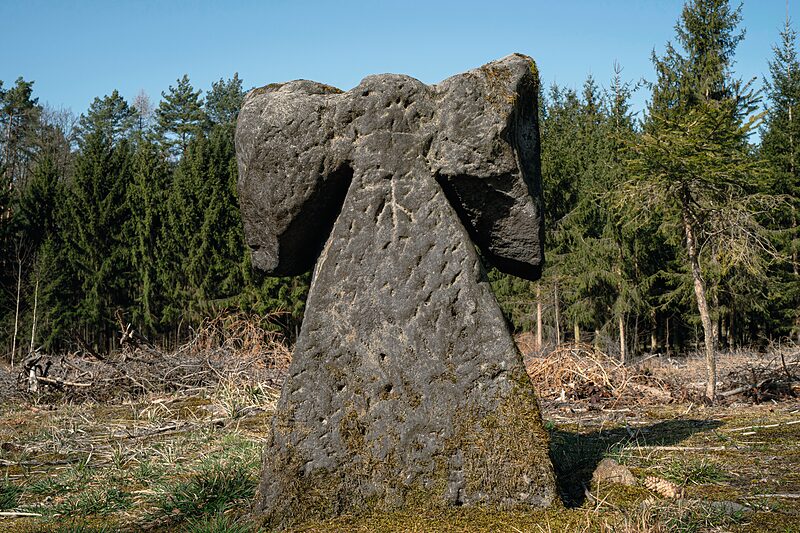 Steinerne True Crime Storys | Steinkreuze erinnern an Unglück und Verbrechen – und locken als Wanderziele