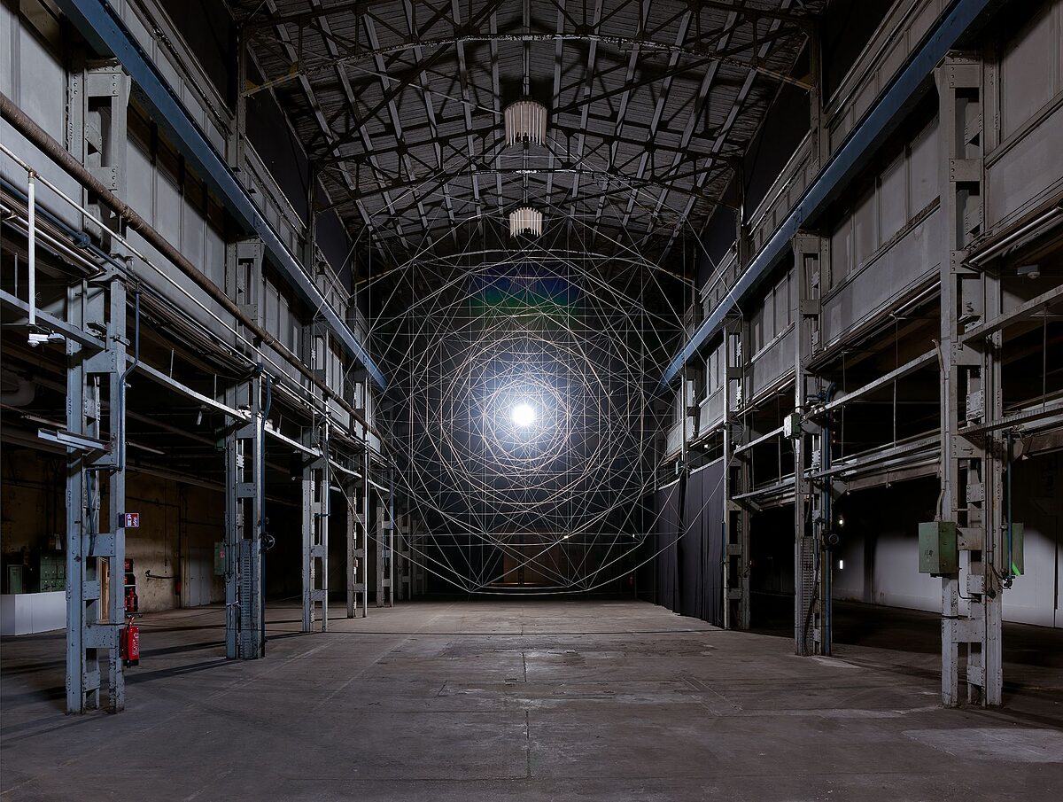   Der Untergang der Kunst | Die Ausstellung »Dimensions« zu Kapital, Kontrolle und Kunst  