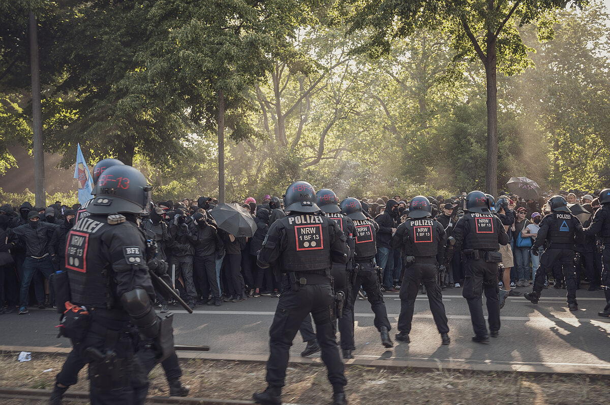   Minderjährige im Kessel | Jugendamt prüft, ob Polizei bei Ausschreitungen am 3. Juni gegen Jugendschutz verstoßen hat  