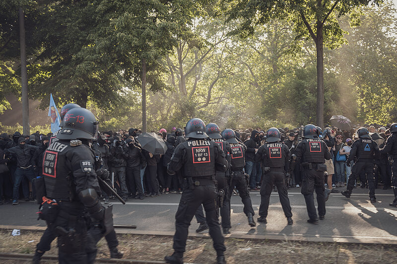 Minderjährige im Kessel | Jugendamt prüft, ob Polizei bei Ausschreitungen am 3. Juni gegen Jugendschutz verstoßen hat