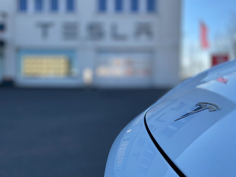 E-Autos füttern KI | Der Nicht-nur-Automobilhersteller Tesla stellt Behörden vor rechtliche Probleme und fährt uns in die Matrix – auch wenn wir gar nicht drinsitzen