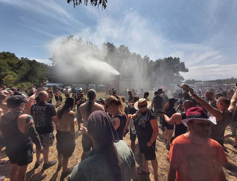 Und dann kam die Feuerwehr | Metal-Fans ließen sich in Torgau trotz Hitze nicht vom Feiern abbringen