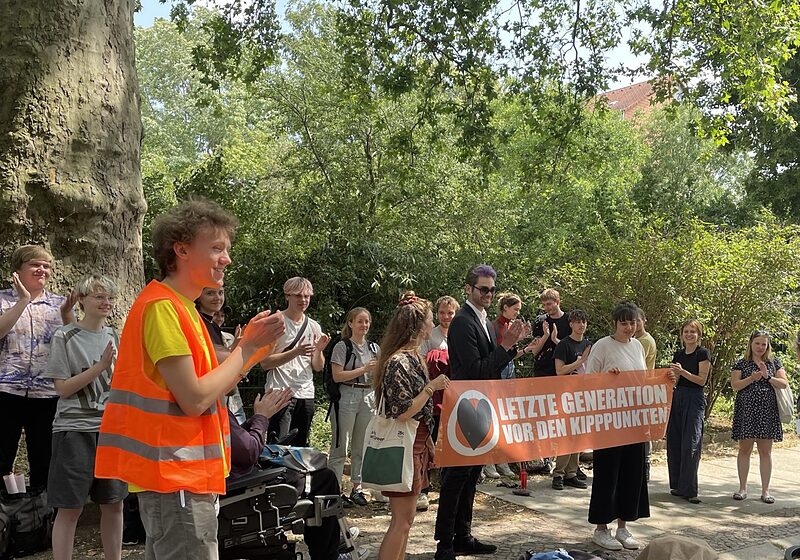 Freispruch für die Letzte Generation | Nach zwei Gerichtstagen urteilt die Richterin, dass die Sitzblockade vom 13. Juni 2022 von der Versammlungsfreiheit geschützt ist.