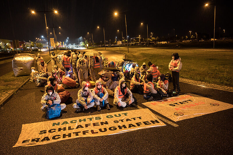 Unfreiwillig einig | Klimaaktivisten haben sich mit DHL nach Blockade des Flughafens Leipzig vor zwei Jahren auf Ableistung von Arbeitsstunden geeinigt