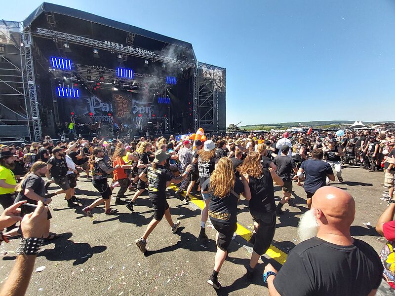 Geselligkeit bei Gitarrenmusik | Partysan: Das Extrem-Metal-Fest tobte im Gegensatz zum Wacken-Open-Air bei bestem Wetter