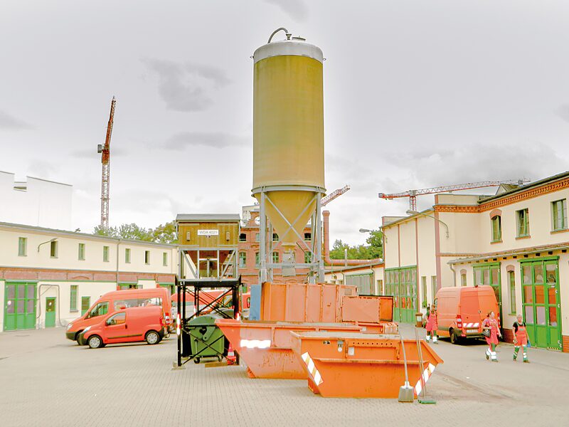 Betriebshof mit Müllpresse