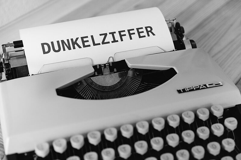 Gewalt Schwarz auf Weiß | Polizeiliche Kriminalstatistik und Dunkelfeldforschung: Was sagen uns Zahlen über häusliche Gewalt in Sachsen?