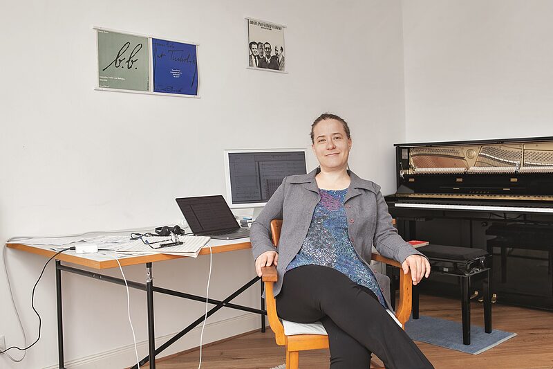 Hineinzoomen oder Vergrößern, Dehnen und Stauchen | Eisler-Stipendiatin Karola Obermüller im Gespräch über ihre Musik