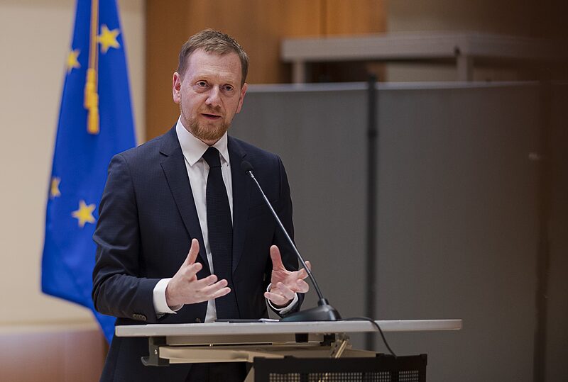 Brandt oder Kretschmer, Hauptsache Sozialdemokratie | Sachsens Ministerpräsident verteidigt die SPD auf kritisierter Buchvorstellung