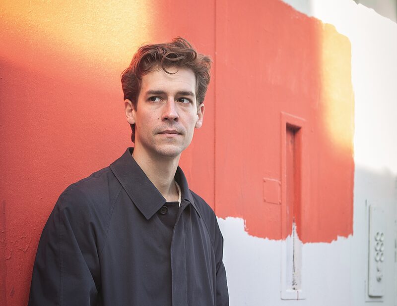 »Der singende Schauspieler ist ein Klischee« | Julius Forster über die zwei Seelen, die, ach! in seiner Brust wohnen